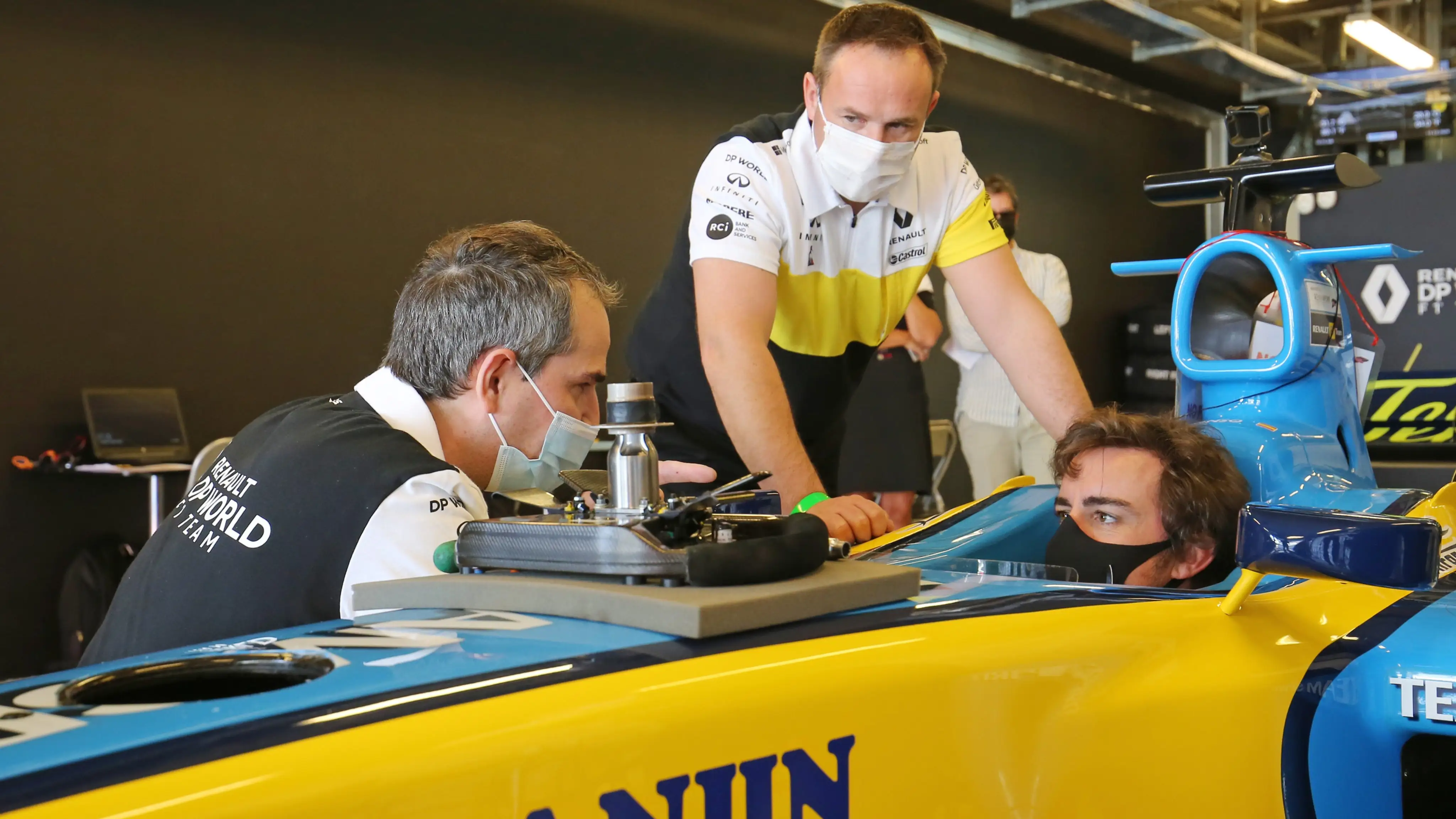 Primera imagen de Fernando Alonso a bordo del R25 con el que fue campe&oacute;n de F1 en 2005