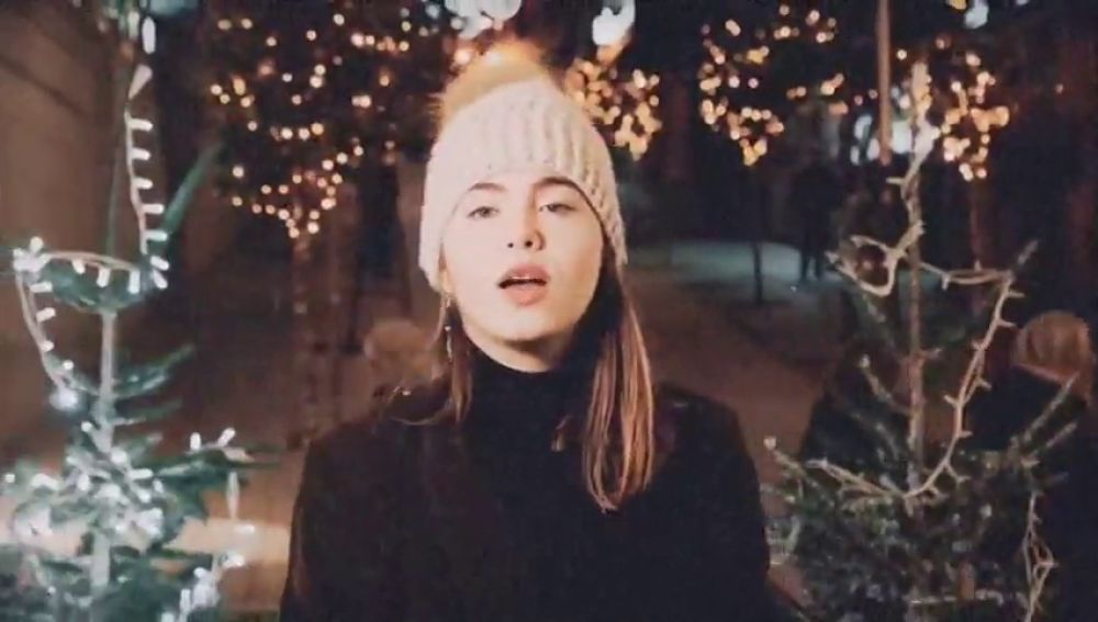 Carlota Crey canta su villancico 'Hallo Christmas' bajo las luces de Navidad de Vigo