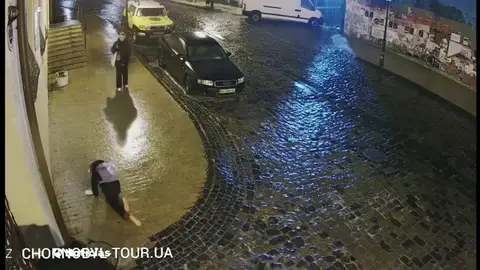 Intenta caminar sobre una calle de hielo Intenta caminar sobre una calle de hielo