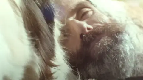 Jarabe de Palo lanza 'Misteriosamente hoy', el videoclip póstumo de Pau Donés Jarabe de Palo lanza 'Misteriosamente hoy', el videoclip póstumo de Pau Donés