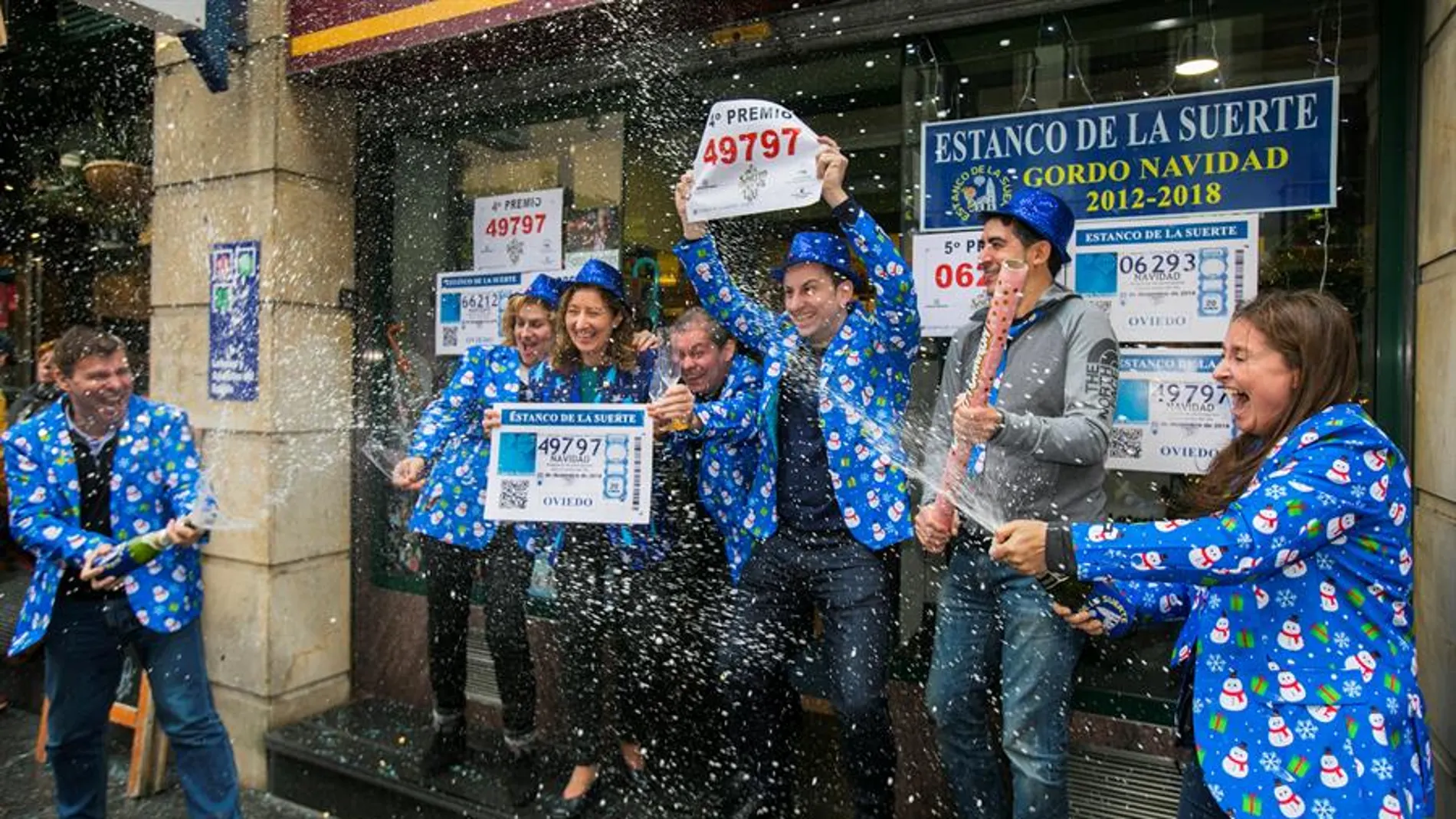 Lotería del Niño 2021: Una administración celebra el Gordo de la Lotería de Navidad. Lotería del Niño 2021: Una administración celebra el Gordo de la Lotería de Navidad.