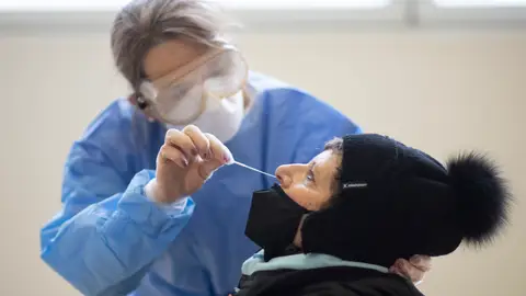 Una sanitaria le hace un test de coronavirus a una mujer Una sanitaria le hace un test de coronavirus a una mujer
