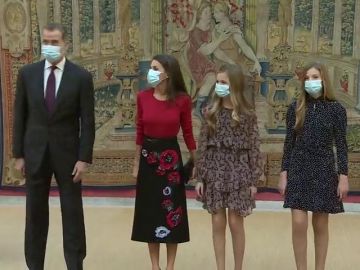 Los reyes y sus hijas en la reunión del patronato de la Fundación Princesa de Girona