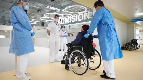 Así ha sido la llegada de los primeros pacientes al hospital Isabel Zendal Así ha sido la llegada de los primeros pacientes al hospital Isabel Zendal