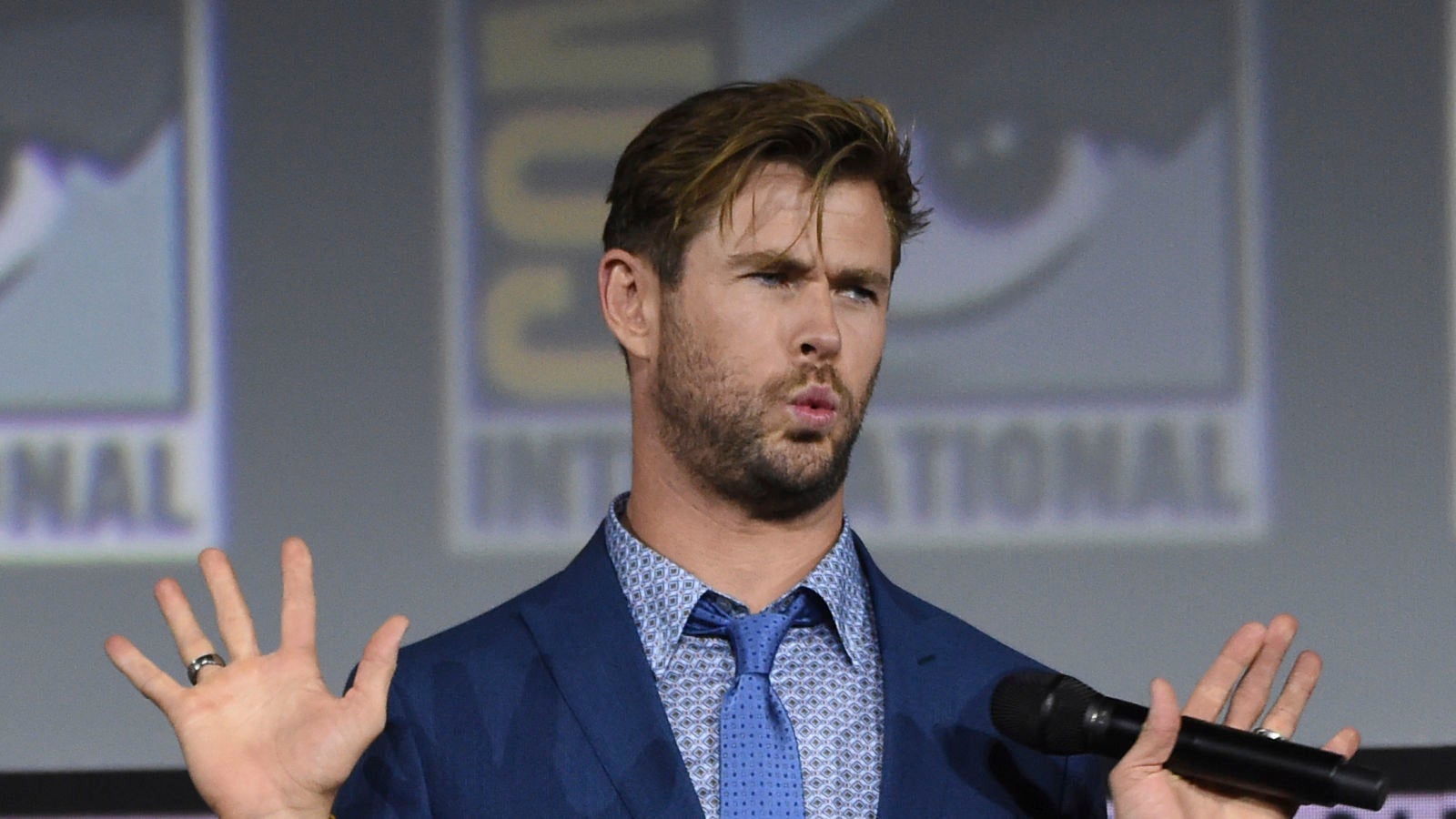 Chris Hemsworth saca a la luz la foto de su pasado que revela su superhéroe favorito, y no es de Marvel