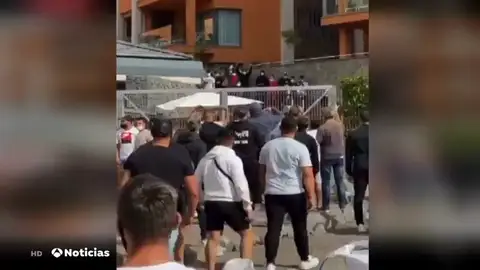 REEMPLAZO Un grupo de 80 jóvenes increpa a unos inmigrantes que se alojaban en un hotel de Arguineguín, en Canarias REEMPLAZO Un grupo de 80 jóvenes increpa a unos inmigrantes que se alojaban en un hotel de Arguineguín, en Canarias