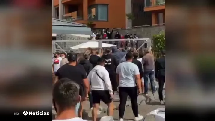 REEMPLAZO Un grupo de 80 jóvenes increpa a unos inmigrantes que se alojaban en un hotel de Arguineguín, en Canarias REEMPLAZO Un grupo de 80 jóvenes increpa a unos inmigrantes que se alojaban en un hotel de Arguineguín, en Canarias