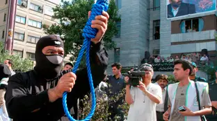 Un policía iraní preparaba una ejecución pública en 2007 en Teherán. Un policía iraní preparaba una ejecución pública en 2007 en Teherán.