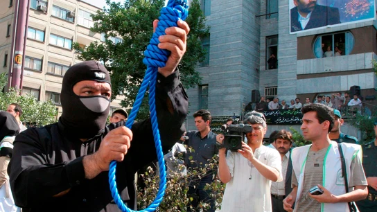 Un policía iraní preparaba una ejecución pública en 2007 en Teherán. Un policía iraní preparaba una ejecución pública en 2007 en Teherán.