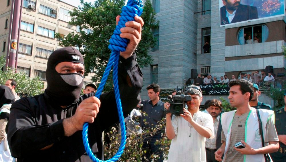 Un policía iraní preparaba una ejecución pública en 2007 en Teherán.