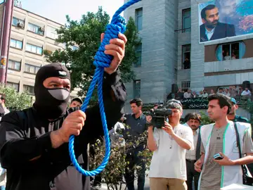 Un policía iraní preparaba una ejecución pública en 2007 en Teherán. Un policía iraní preparaba una ejecución pública en 2007 en Teherán.