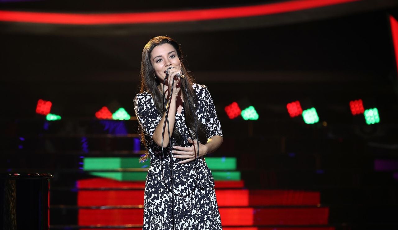 Carol Rovira conquista con la elegancia de Ana Belén y su romántico ‘Agapimú’