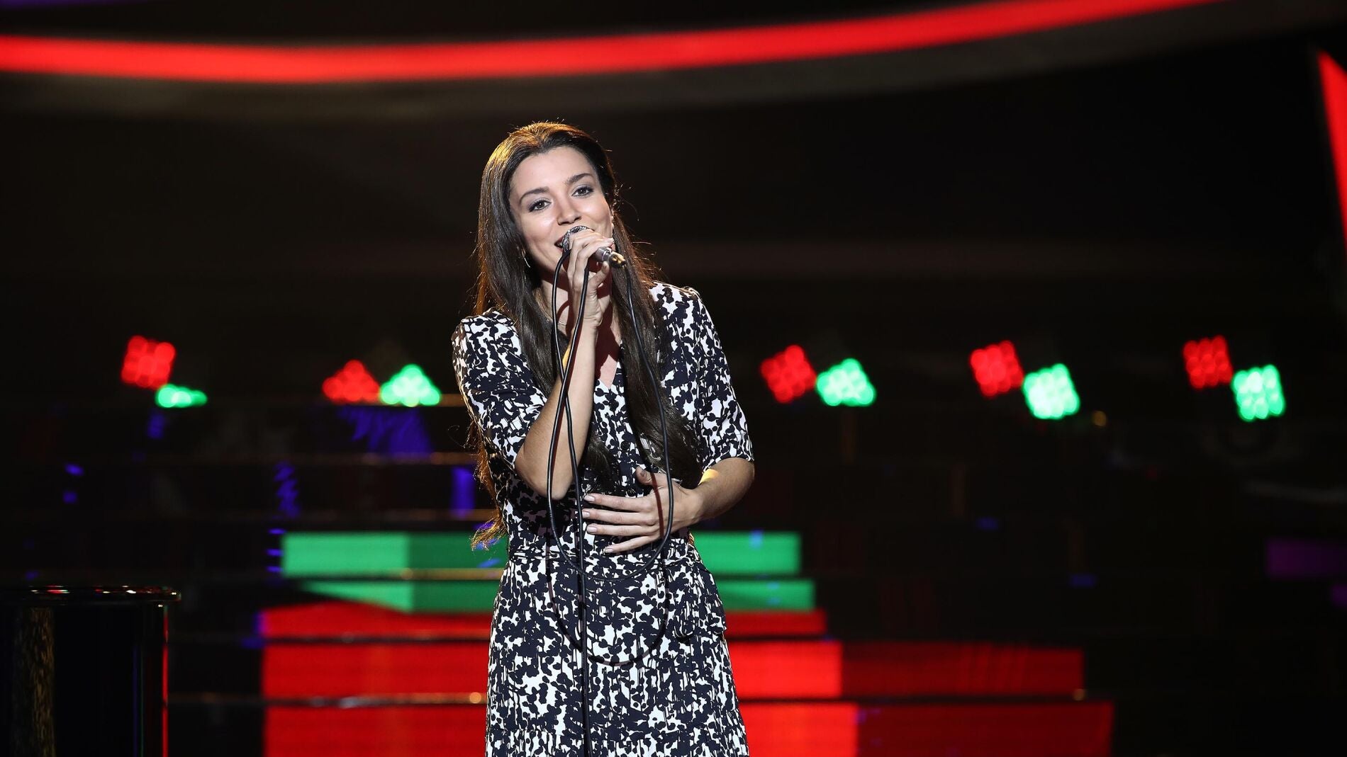Carol Rovira conquista con la elegancia de Ana Bel&eacute;n y su rom&aacute;ntico &lsquo;Agapim&uacute;&rsquo;