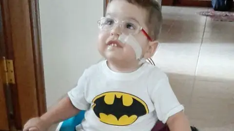 Mert Adrián, el niño con atrofia muscular Mert Adrián, el niño con atrofia muscular