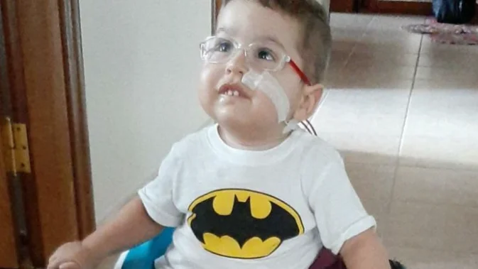 Mert Adri&aacute;n, el ni&ntilde;o con atrofia muscular 