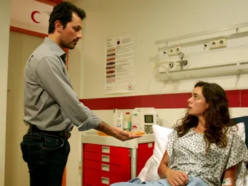 La sorprendente y conmovedora pedida de mano de Arif a Bahar: “Si tú me dejas, me gustaría quereros toda la vida” La sorprendente y conmovedora pedida de mano de Arif a Bahar: “Si tú me dejas, me gustaría quereros toda la vida”