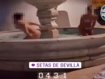 Jóvenes bañándose en la fuente de la Encarnación en Sevilla