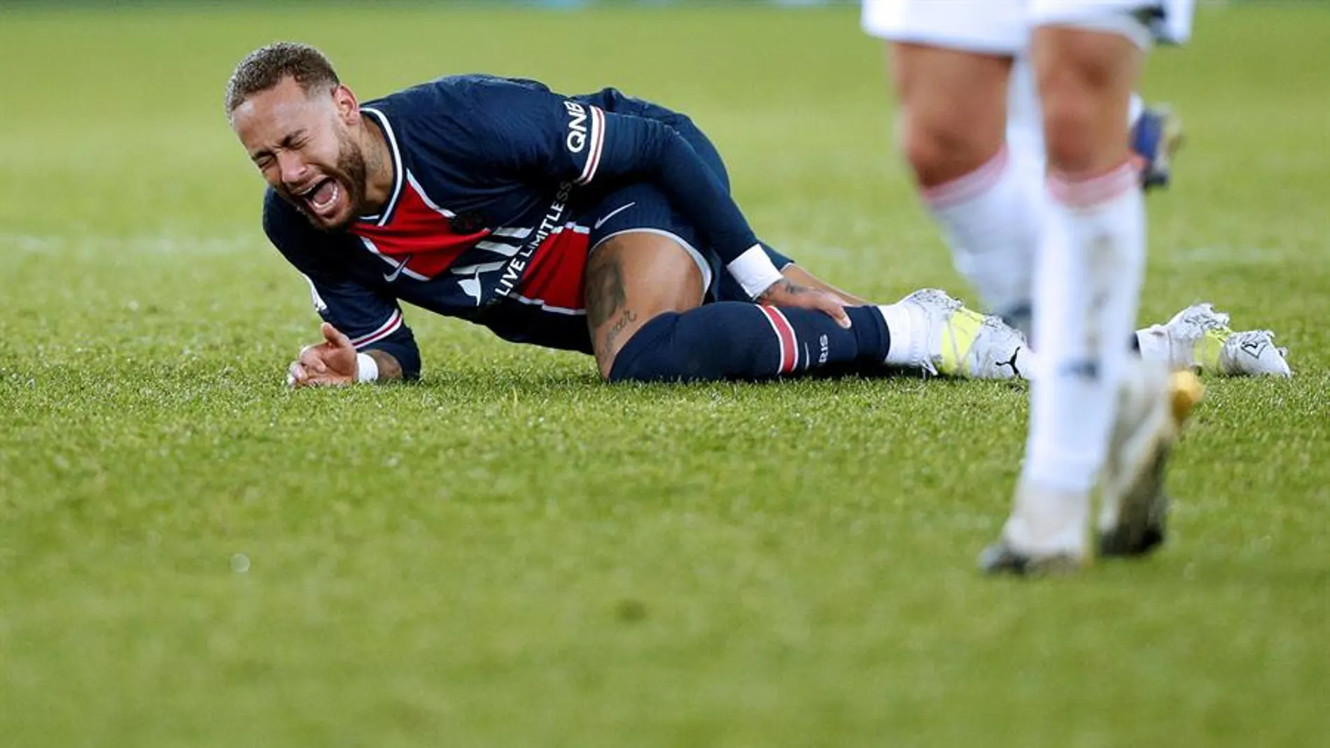 Neymar abandonó el campo en camilla y entre lágrimas por una lesión de tobillo tras una dura entrada Neymar abandonó el campo en camilla y entre lágrimas por una lesión de tobillo tras una dura entrada
