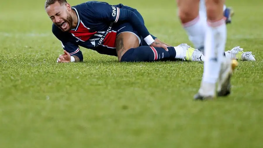 Neymar abandonó el campo en camilla y entre lágrimas por una lesión de tobillo tras una dura entrada Neymar abandonó el campo en camilla y entre lágrimas por una lesión de tobillo tras una dura entrada