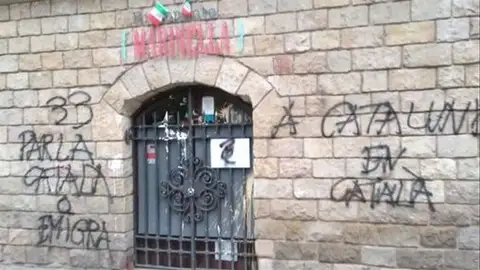 Pintadas y boicot a una pizzería de Barcelona por no atender en catalán Catalán