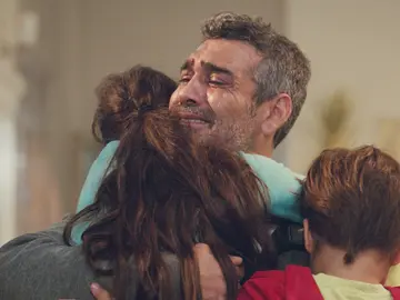 Sarp desafía a todos: su anhelado abrazo a sus hijos Nisan y Doruk al ir a ver a Bahar al hospital Sarp desafía a todos: su anhelado abrazo a sus hijos Nisan y Doruk al ir a ver a Bahar al hospital