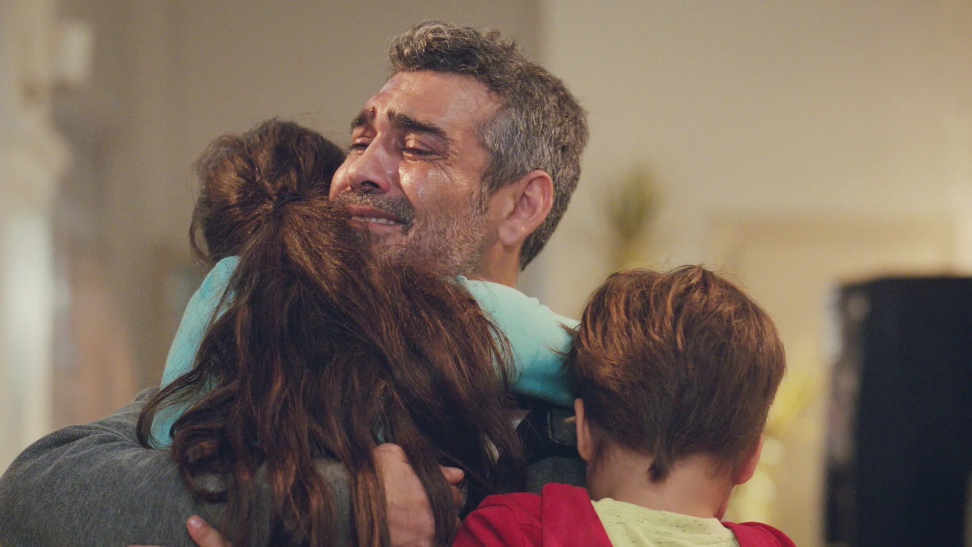 Sarp desafía a todos: su anhelado abrazo a sus hijos Nisan y Doruk al ir a ver a Bahar al hospital