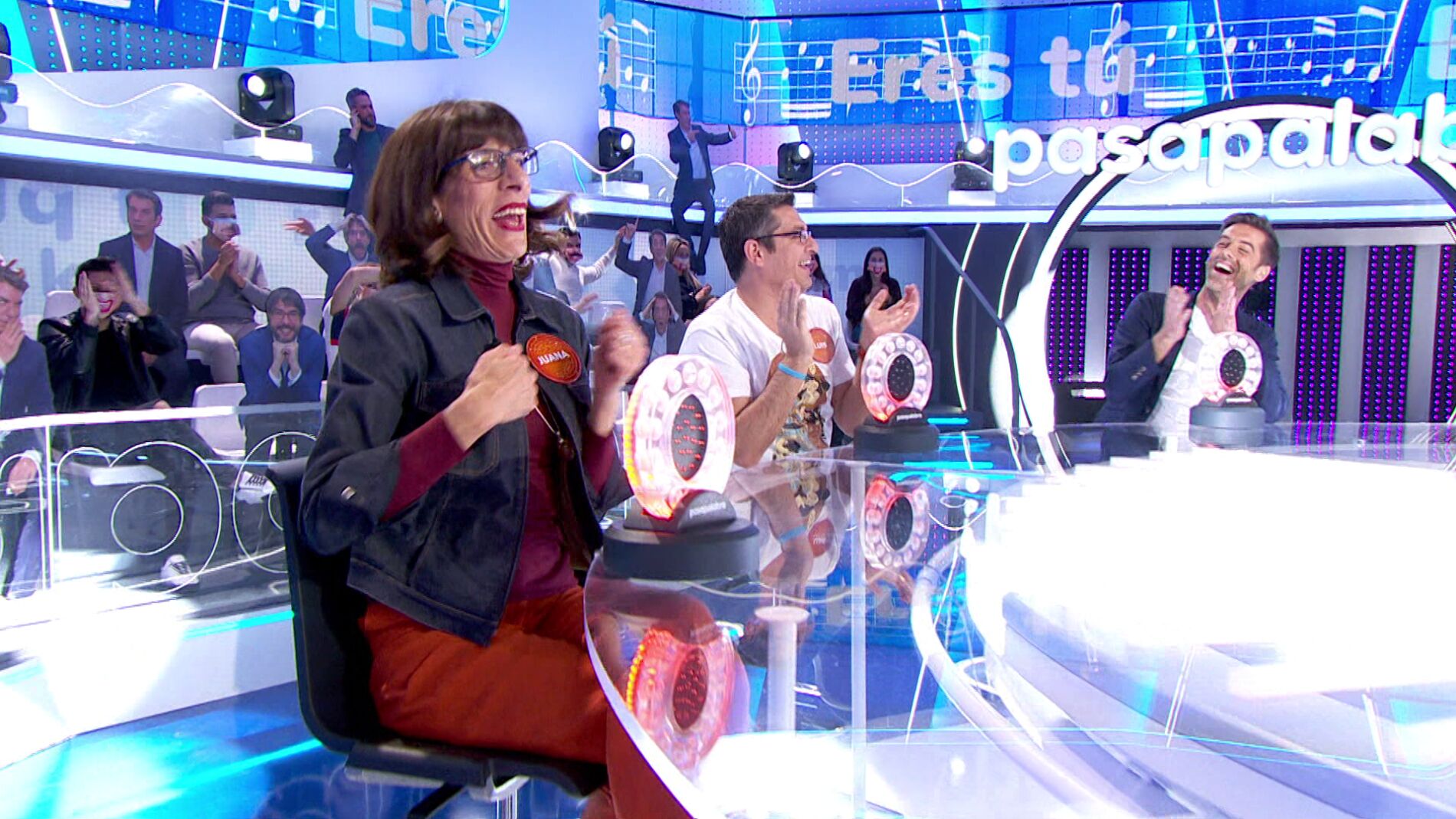 Una valiente Juana Cordero se atreve a entonar ‘Eres tú’ para conseguir cinco segundos en ‘La Pista’