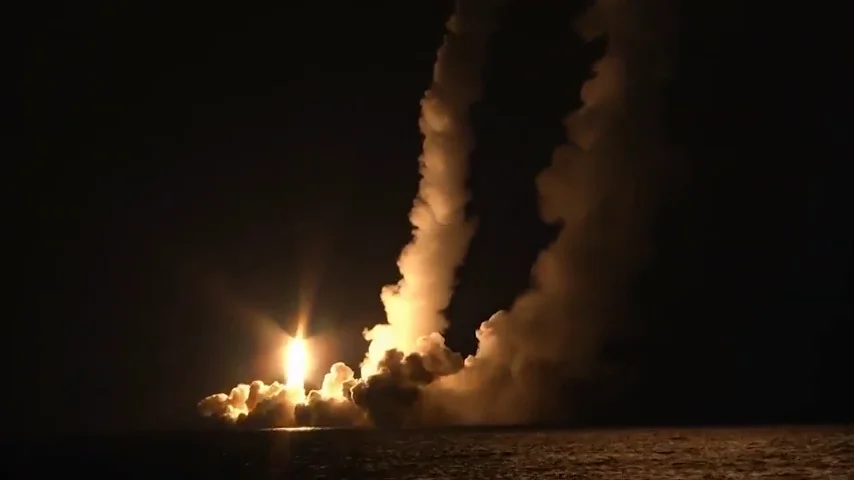 Rusia lanza cuatro misiles intercontinentales Bulavá desde un submarino nuclear Rusia lanza cuatro misiles intercontinentales Bulavá desde un submarino nuclear