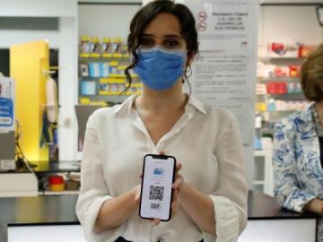 Isabel Díaz Ayuso muestra la tarjeta virtual sanitaria de la Comunidad de Madrid