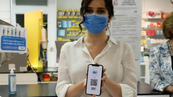 Isabel Díaz Ayuso muestra la tarjeta virtual sanitaria de la Comunidad de Madrid Isabel Díaz Ayuso muestra la tarjeta virtual sanitaria de la Comunidad de Madrid