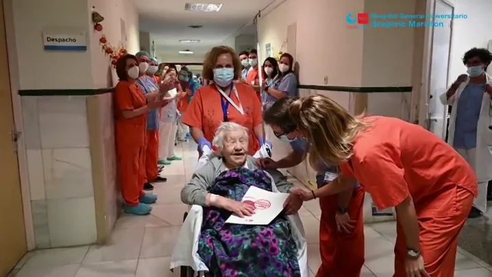 Una anciana de 104 a&ntilde;os recibe el alta tras superar el coronavirus
