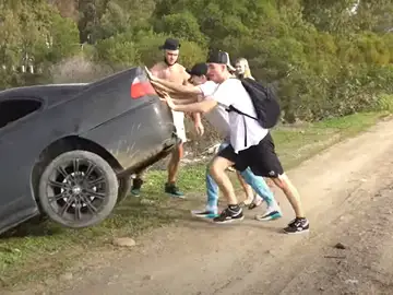 El 'influencer' británico Ryan Taylor, detenido en Marbella por tirar un BMW a una acequia El 'influencer' británico Ryan Taylor, detenido en Marbella por tirar un BMW a una acequia