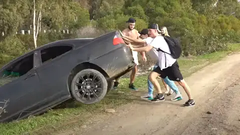 El 'influencer' británico Ryan Taylor, detenido en Marbella por tirar un BMW a una acequia El 'influencer' británico Ryan Taylor, detenido en Marbella por tirar un BMW a una acequia