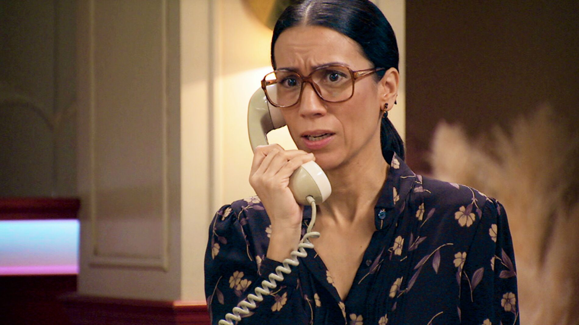  Manolita se reúne con Virtudes para descubrir la información que espera de Loreto