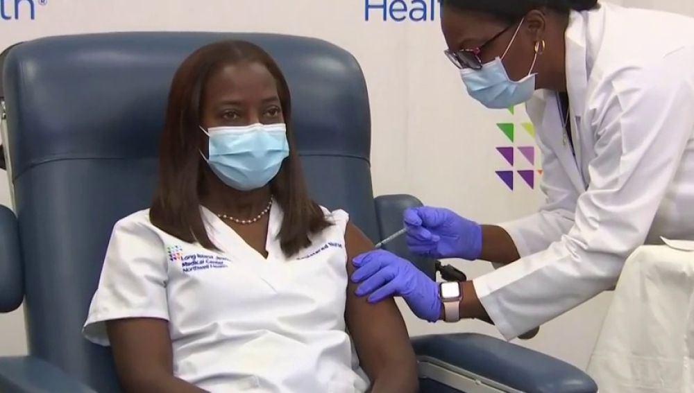 Una enfermera de la UCI de Nueva York, primera estadounidense que recibe la vacuna contra el coronavirus