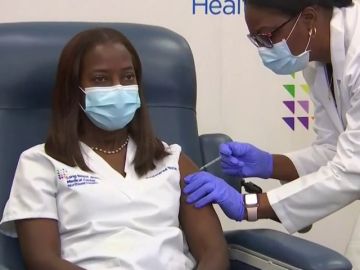 Una enfermera de la UCI de Nueva York, primera estadounidense que recibe la vacuna contra el coronavirus