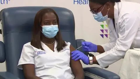 Una enfermera de la UCI de Nueva York, primera estadounidense que recibe la vacuna contra el coronavirus Una enfermera de la UCI de Nueva York, primera estadounidense que recibe la vacuna contra el coronavirus