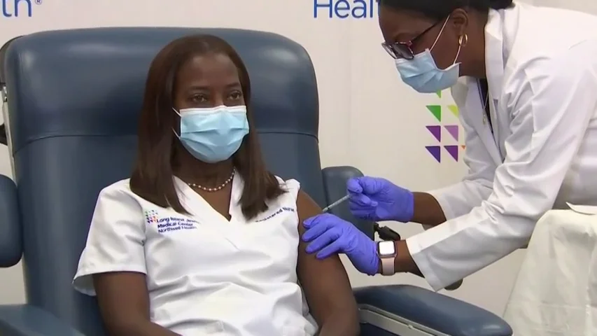 Una enfermera de la UCI de Nueva York, primera estadounidense que recibe la vacuna contra el coronavirus Una enfermera de la UCI de Nueva York, primera estadounidense que recibe la vacuna contra el coronavirus