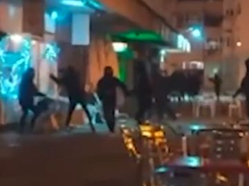  Decenas de 'Ultras Sur' destrozan un bar donde había miembros del 'Frente Atlético' viendo el derbi de Liga