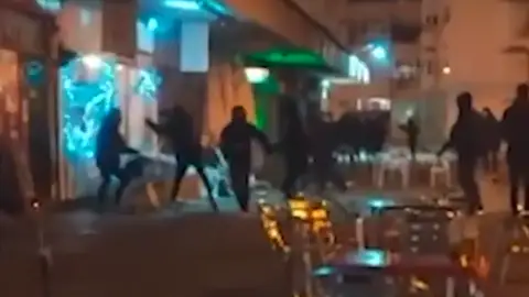 Decenas de 'Ultras Sur' destrozan un bar donde había miembros del 'Frente Atlético' viendo el derbi de Liga Decenas de 'Ultras Sur' destrozan un bar donde había miembros del 'Frente Atlético' viendo el derbi de Liga