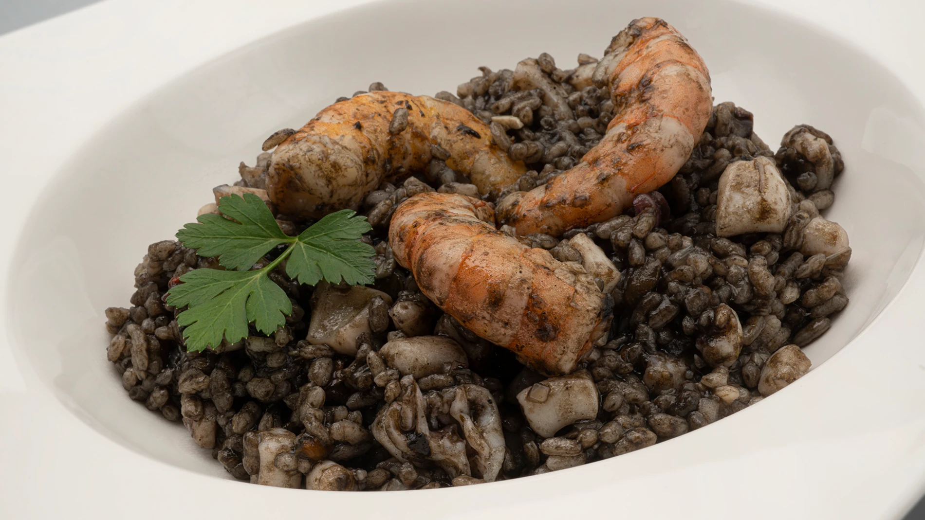 Receta de arroz negro con calamar y langostinos, de Karlos Arguiñano
