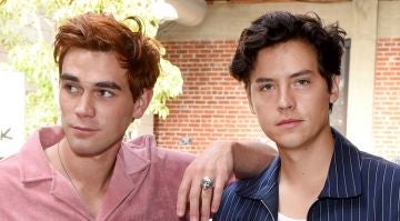 KJ Apa y Cole Sprouse