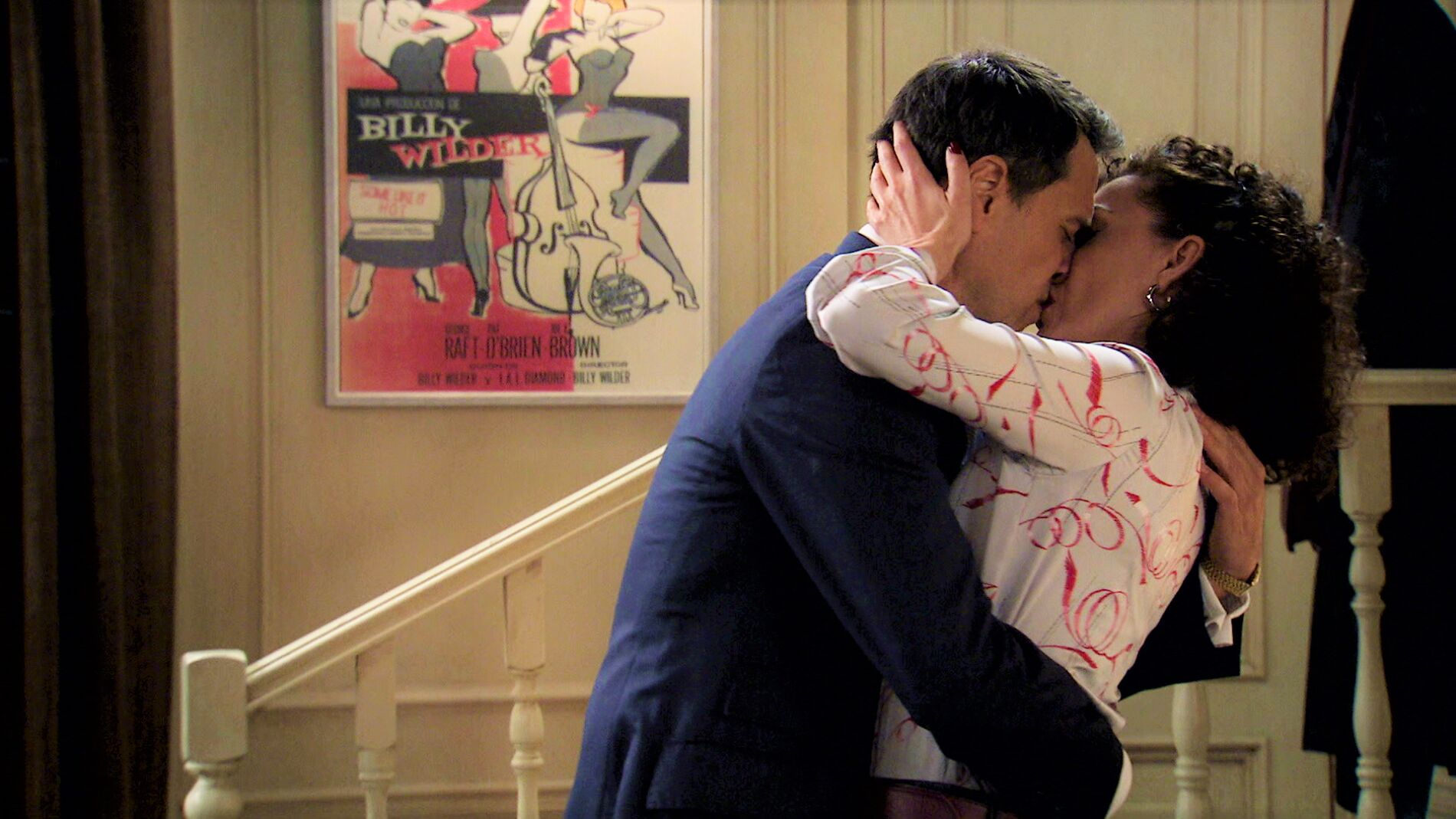 Abel y Estefan&iacute;a dan rienda suelta a su amor con un rom&aacute;ntico beso