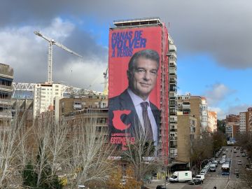 Joan Laporta arranca su campaña para presidir el Barcelona con una pancarta gigante junto al Santiago Bernabéu