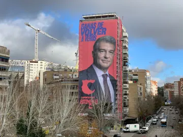 Joan Laporta arranca su campaña para presidir el Barcelona con una pancarta gigante junto al Santiago Bernabéu Joan Laporta arranca su campaña para presidir el Barcelona con una pancarta gigante junto al Santiago Bernabéu