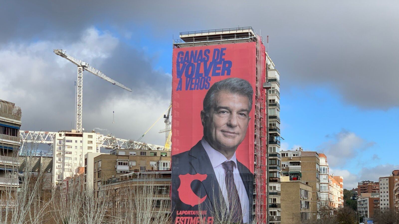 Joan Laporta coloca un cartel gigante junto al estadio Santiago Bernabéu: 