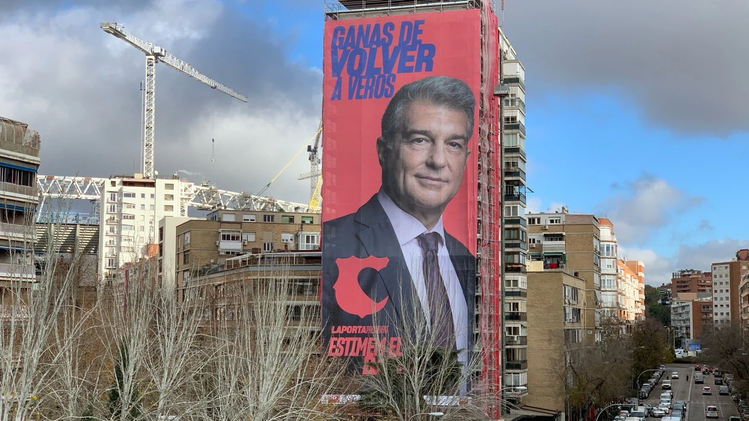 Joan Laporta arranca su campaña para presidir el Barcelona con una pancarta gigante junto al Santiago Bernabéu Joan Laporta arranca su campaña para presidir el Barcelona con una pancarta gigante junto al Santiago Bernabéu