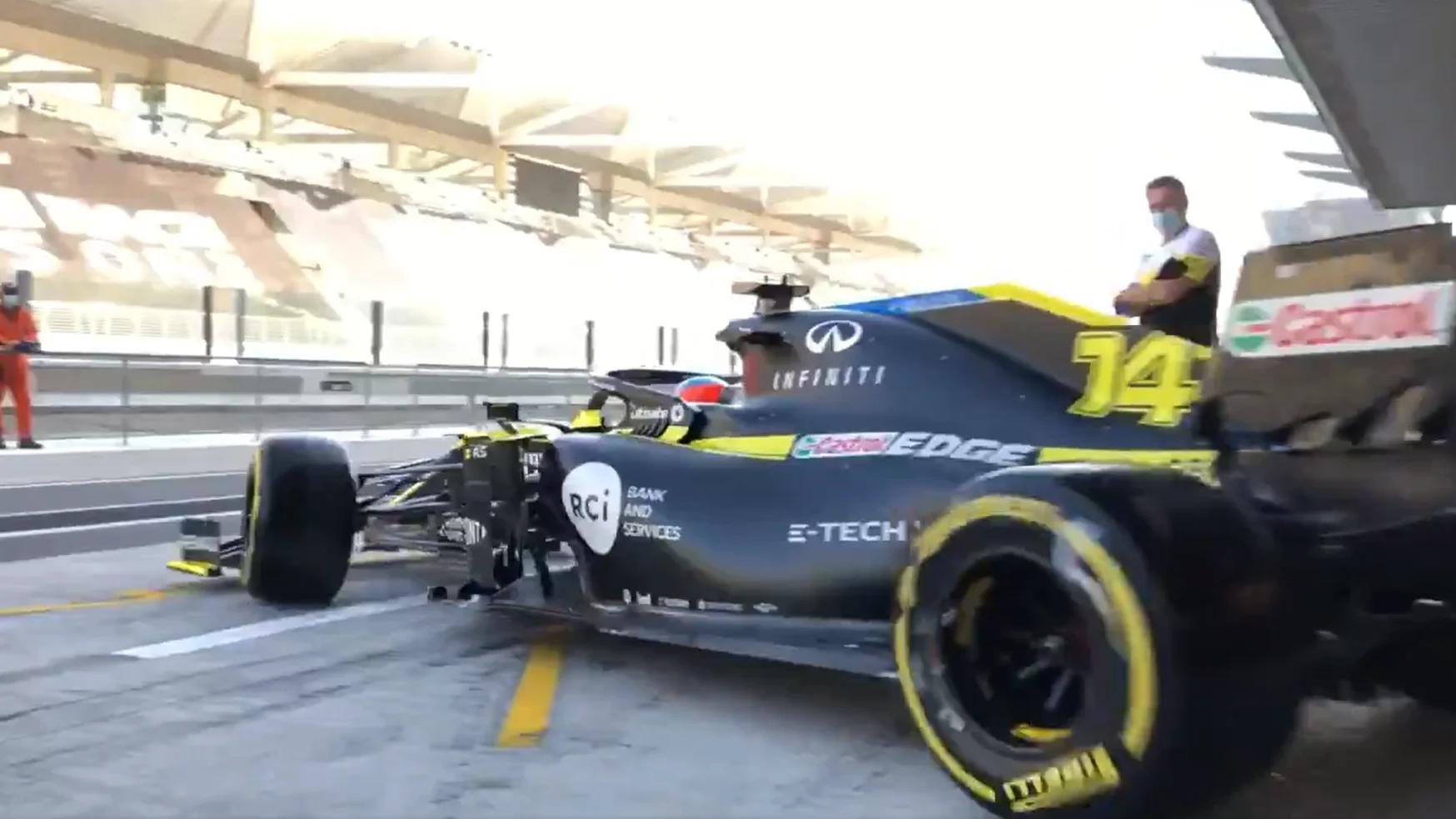 Fernando Alonso ya prueba el Renault RS20 en los test de Abu Dabi de Fórmula 1: "Me siento listo" Fernando Alonso ya prueba el Renault RS20 en los test de Abu Dabi de Fórmula 1: "Me siento listo"