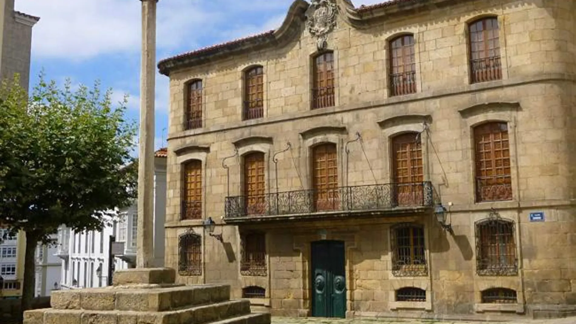 El Ayuntamiento de A Coruña reclama a la familia Franco la Casa Cornide tras entregar el Pazo de Meirás