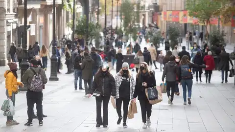 Gente paseando Gente paseando